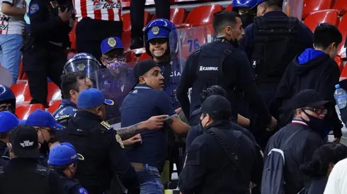 Aficionados desalojados en el estadio Azteca.