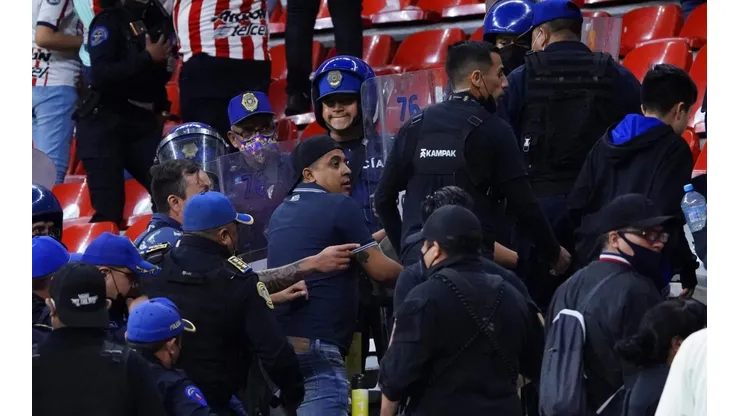 Aficionados desalojados en el estadio Azteca.