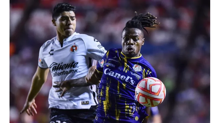 Víctor Guzmán, del Tijuana, persigue a Jhon Murillo, del Atlético de San Luis.