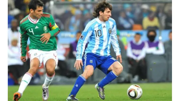 Rafa Márquez contra Lionel Messi en octavos de final de Sudáfrica 2010.