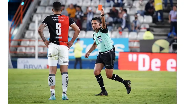Anderson Santamaría dejó a Atlas con diez jugadores.