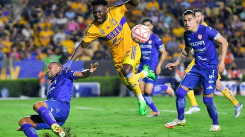 Jordy Caicedo, de Tigres, desarmado por la defensa del Necaxa.