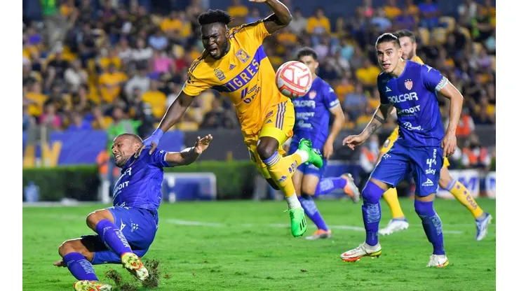Jordy Caicedo, de Tigres, desarmado por la defensa del Necaxa.
