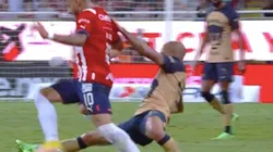 Dani Alves barre a Alexis Vega