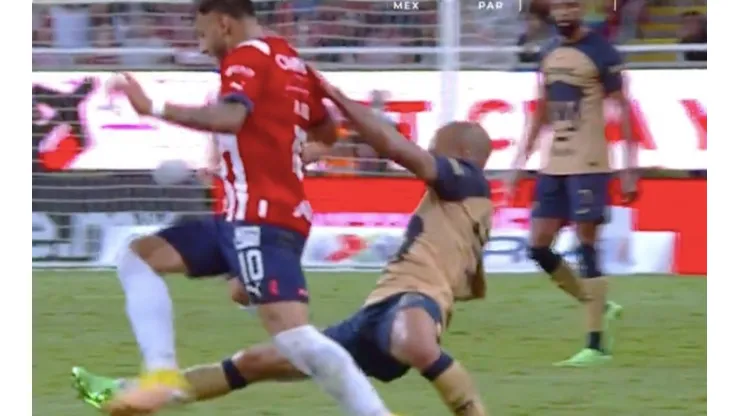 Dani Alves barre a Alexis Vega