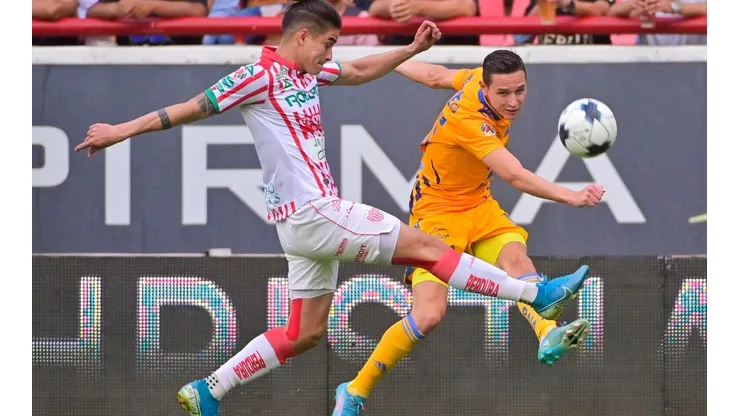 Alexis Peña, del Necaxa, contra Florian Thauvin, de Tigres, en el Clausura 2022.