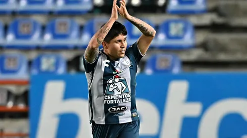 Javier Eduardo la Chofis López celebra su primer gol con Pachuca.