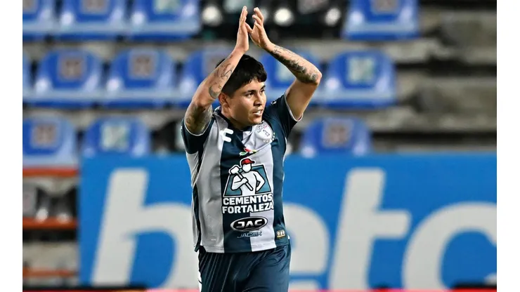 Javier Eduardo la Chofis López celebra su primer gol con Pachuca.