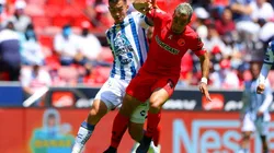Luis Chávez, del Pachuca, y Camilo Sanvezzo, del Toluca, en el Clausura 2022.
