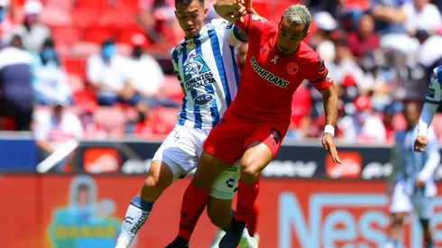 Luis Chávez, del Pachuca, y Camilo Sanvezzo, del Toluca, en el Clausura 2022.