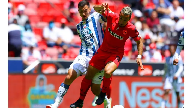 Luis Chávez, del Pachuca, y Camilo Sanvezzo, del Toluca, en el Clausura 2022.