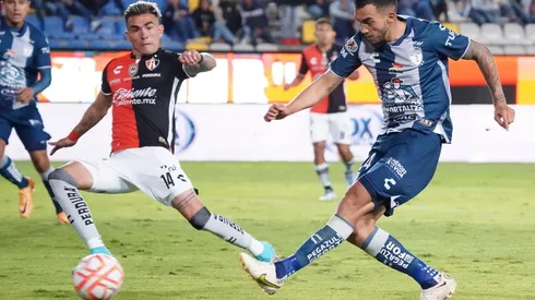 Luis Chávez define el segundo gol del Pachuca ante Luis Reyes.