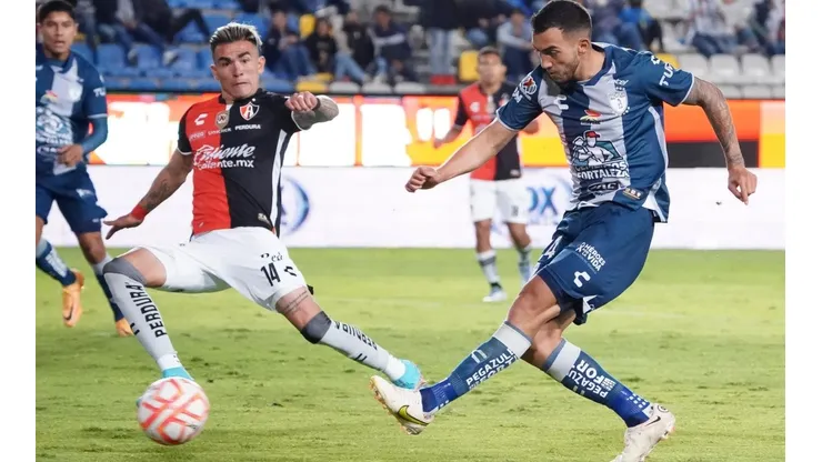 Luis Chávez define el segundo gol del Pachuca ante Luis Reyes.