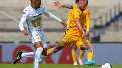 Higor Meritao de Pumas contra Nicolás López en el Clausura 2022.