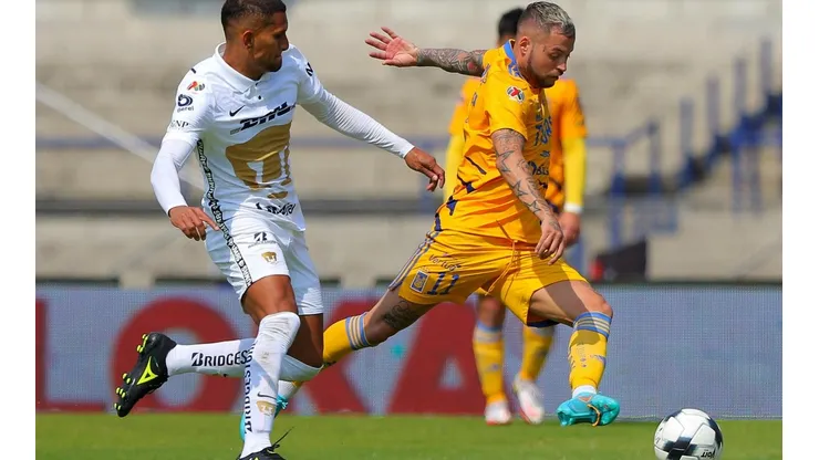 Higor Meritao de Pumas contra Nicolás López en el Clausura 2022.