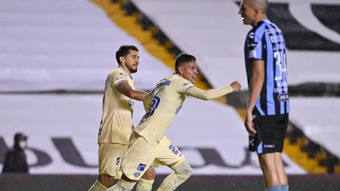Diego Valdés y Emilio Lara celebran el gol contra Querétaro.