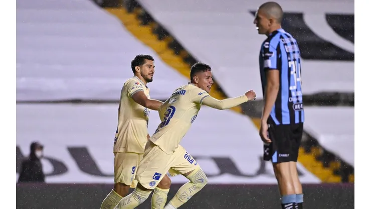 Diego Valdés y Emilio Lara celebran el gol contra Querétaro.