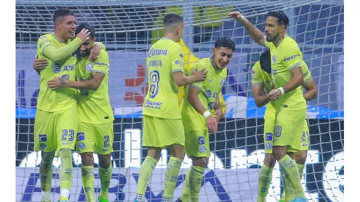 América celebrando una durísima goleada estampada contra Cruz Azul.