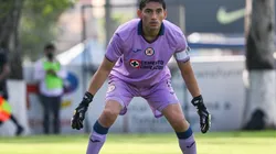 Jesús Corona en acción con el equipo sub 20 de Cruz Azul.