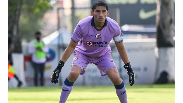Jesús Corona en acción con el equipo sub 20 de Cruz Azul.