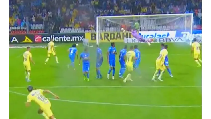 Diego Valdés hizo el tercero del América con este tiro libre.