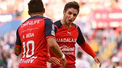 Aguascalientes, Aguascalientes, 19 de agosto de 2022. Alexis Vega y Isaác Brizuela en festejo de gol, durante el partido de la jornada 10 del torneo Apertura 2022 de la Liga BBVA MX, entre los Rayos del Necaxa y las Chivas Rayadas del Guadalajara, celebrado en el estadio Victoria. Foto: Imago7/Sebastian Laureano Miranda
