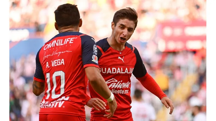 Aguascalientes, Aguascalientes, 19 de agosto de 2022. Alexis Vega y Isaác Brizuela en festejo de gol, durante el partido de la jornada 10 del torneo Apertura 2022 de la Liga BBVA MX, entre los Rayos del Necaxa y las Chivas Rayadas del Guadalajara, celebrado en el estadio Victoria. Foto: Imago7/Sebastian Laureano Miranda