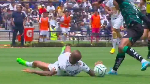 Dani Alves no pudo evitar el cuarto gol de Santos Laguna.