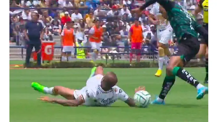 Dani Alves no pudo evitar el cuarto gol de Santos Laguna.