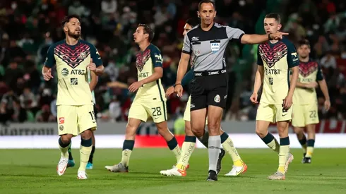 América recibe a Cruz Azul con el arbitraje de Luis Enrique Santander.