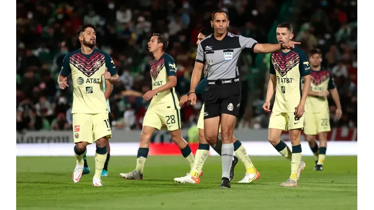 América recibe a Cruz Azul con el arbitraje de Luis Enrique Santander.