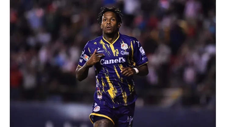 Abel Hernández fue la figura del partido con un hat-trick.