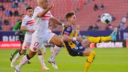 Camilo Sanvezzo, del Toluca, y Jordan Sierra, del Atlético de San Luis, en el Clausura 2022.