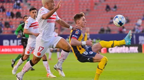 Camilo Sanvezzo, del Toluca, y Jordan Sierra, del Atlético de San Luis, en el Clausura 2022.