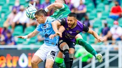 Nicolás Vikonis y Jorge Padilla del Mazatlán desarman a Rodrigo López.