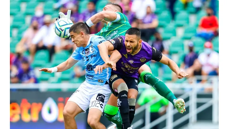 Nicolás Vikonis y Jorge Padilla del Mazatlán desarman a Rodrigo López.