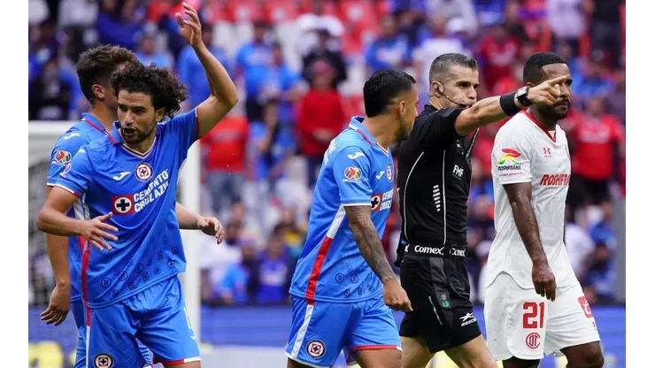 El arbitraje de Cruz Azul y Toluca generó mucha polémica.