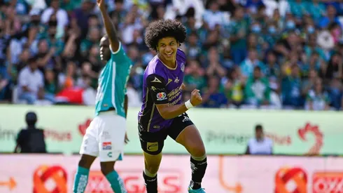 Eduard Bello celebra sonriente la inesperada y tempranera goleada.