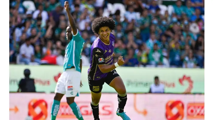 Eduard Bello celebra sonriente la inesperada y tempranera goleada.