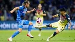 Santiago Giménez en disputa con Jorge Sánchez.