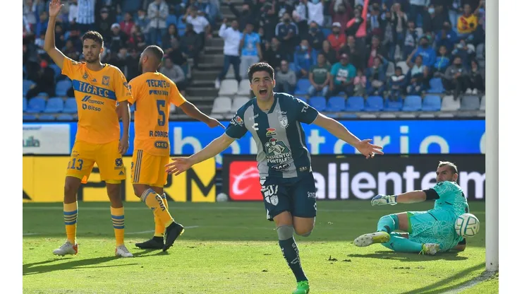 Nicolás Ibáñez celebra su primer gol ante Tigres.