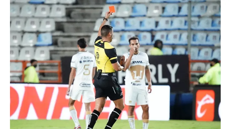 Pachuca, Hidalgo, 24 de julio de 2022. Brian Omar González, árbitro central muestra tarjeta roja de expulsión, durante el partido de la jornada 4 del torneo Apertura 2022 de la Liga BBVA MX, entre los Tuzos del Pachuca y los Pumas de la UNAM, celebrado en el estadio Hidalgo. Foto: Imago7/ Rafael Vadillo