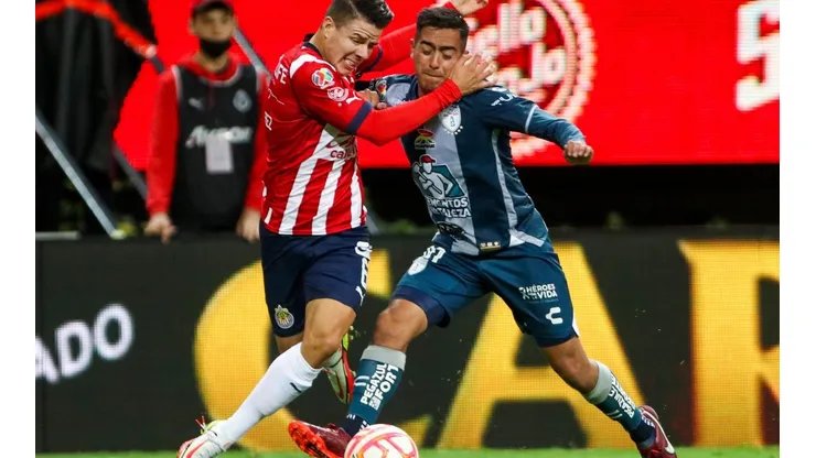 Chivas y Pachuca se enfrentan por la jornada seis.