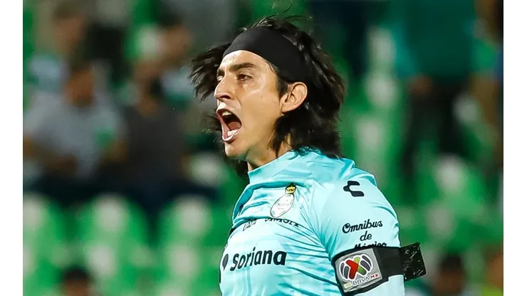 Carlos Acevedo se queda en Santos por mucho tiempo más.