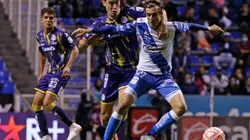 Duelo en la media entre Jordi Cortizo del Puebla y Rodrigo Dourado del Atlético de San Luis.
