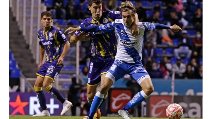 Duelo en la media entre Jordi Cortizo del Puebla y Rodrigo Dourado del Atlético de San Luis.