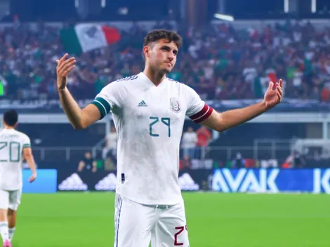 Fichaje de Santi Giménez mete en aprietos al Tri del Tata