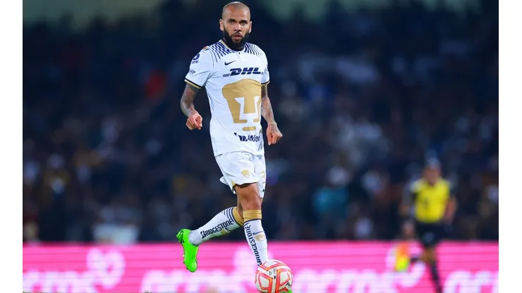 Dani Alves hizo su estreno con Pumas.