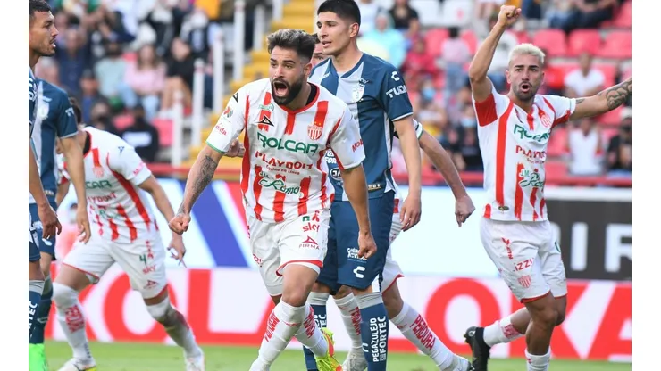 Milton Giménez celebra el segundo gol del Necaxa ante el Pachuca.