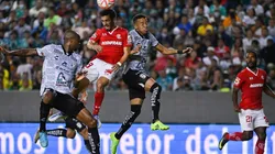 Fernando Navarro, del Toluca, entre Stiven Barreiro y Byron Castillo, del León.